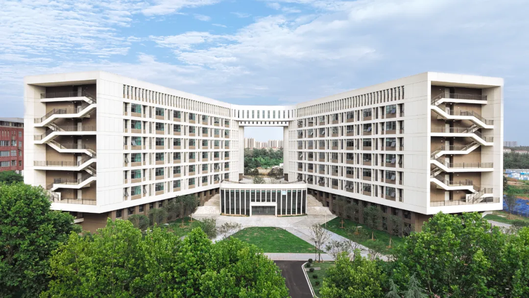 Hubei University campus buildings and grounds